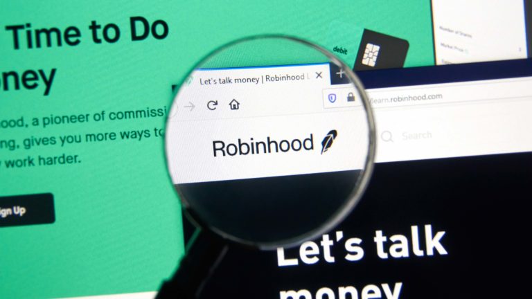 HOOD stock - Cathie Wood Is Bucking the Trend With Robinhood