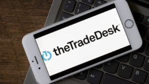 The Trade Deskのロゴがスマートフォンに表示されます。