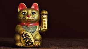 Image d'une statue de chat porte-bonheur japonais représentant le crypto Catecoin (CATE).