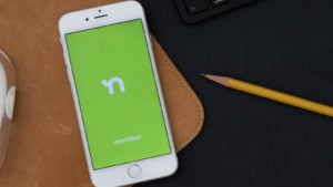 iPhone 上的 Nextdoor (KIND) 应用程序的图片。