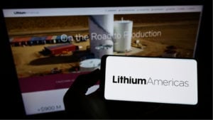 カナダの企業 Lithium Americas Corp のロゴが画面に表示されたスマートフォン。 EV株