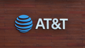 木製の壁に貼られた AT&T (T) のサイン