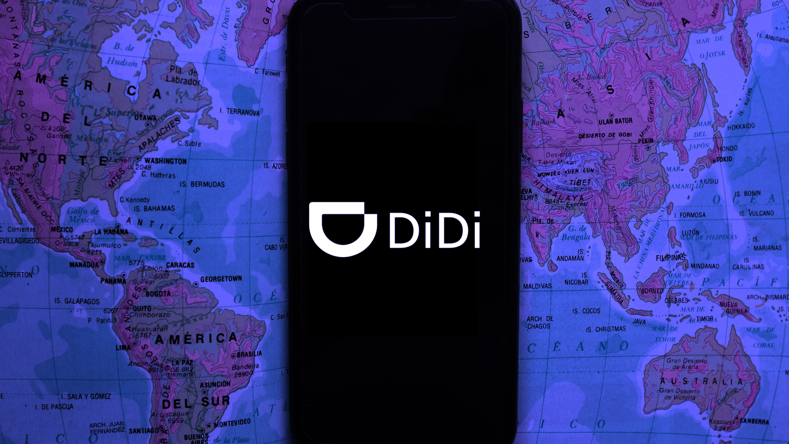 Map and smart phone with the Didi (DIDI) logo
