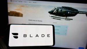 スマートフォンの画面に表示される Blade Air Mobility (BLDE) のロゴ。