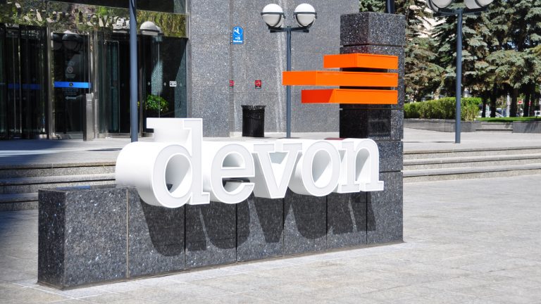 DVN stock - A Low Valuation and a High Dividend Make Devon Energy Hard to Resist