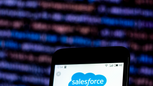 スマートフォンに表示された Salesforce (CRM) の会社ロゴ。 Salesforce レイオフ 2023