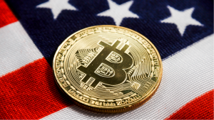 Crypto moneda bitcoin btc golden bit coin contra la bandera de los Estados Unidos de América EE.UU.