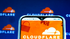 Μια απεικόνιση ενός λογότυπου Cloudflare (NET) εμφανίζεται σε ένα smartphone