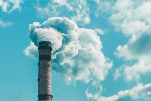 環境汚染、環境問題、曇り空を背景にした工業プラントや火力発電所の煙突からの煙