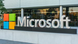 建物の外にある MSFT 株を表す Microsoft のロゴ。