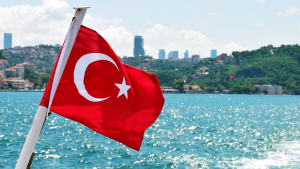 背景の都市とトルコの旗