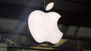 Gros plan sur le logo du magasin de détail Apple (AAPL) à Honolulu au centre Ala Moana.  Publicité de la dernière génération d'ipad, d'iphones et d'ipods avec un écran Retina.