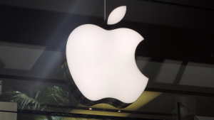 ホノルルのアラモアナセンターにあるアップル（AAPL）小売店のロゴの拡大図。 Retina ディスプレイを搭載した最新世代の iPad、iPhone、iPod の宣伝。