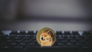 1 moneda de oro Dogecoin en el teclado, monedas Meme
