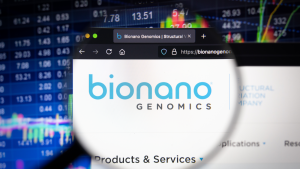 背景に株式市場の動きがぼやけている Web サイト上の Bionano Genomics (BNGO) の会社ロゴ