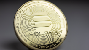 Toma macro de una moneda física de la criptomoneda Solana (SOL-USD)