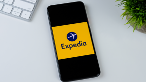 スマートフォン画面上の Expedia アプリのロゴ