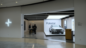 PSNY在庫：ポールスターEVストア。店内には電気自動車と中国人のお客様。ポールスターは、ボルボ・カーズと吉利 (GGPI) が所有するスウェーデンの自動車ブランドです。