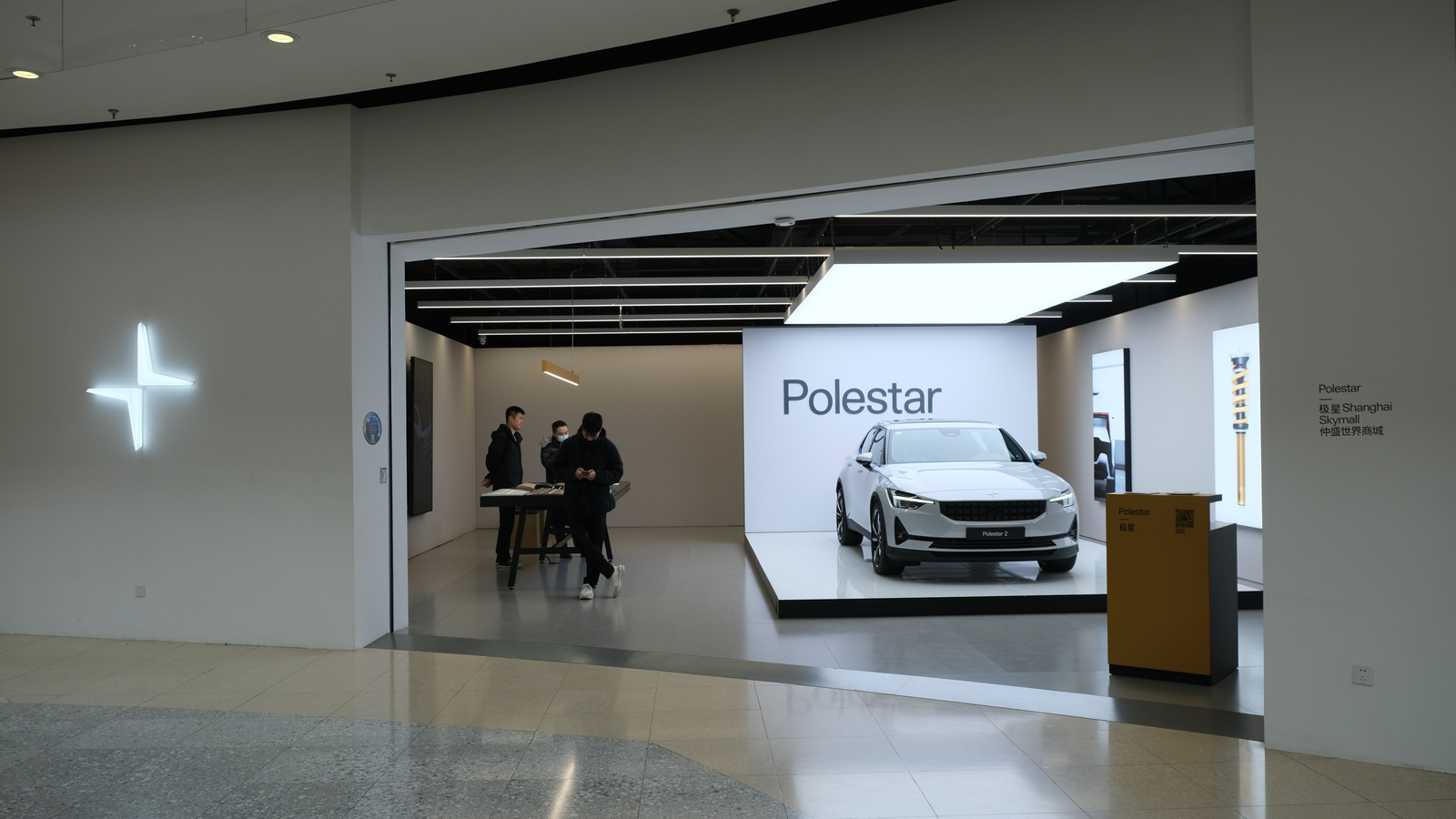 Magasin Polestar EV.  Voiture électrique et client chinois en magasin.  Polestar est une marque automobile suédoise détenue par Volvo Cars et Geely (GGPI)