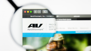 AeroVironment (AVAV) のロゴは、同社の Web サイトで虫眼鏡を通して見ることができます。