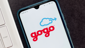 この写真では、スマートフォンに表示された Gogo Inflight Internet のロゴが表示されています