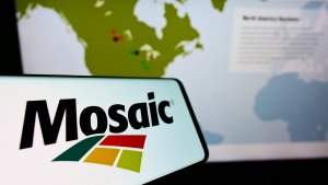 هاتف ذكي يحمل شعار شركة Mosaic Company الأمريكية لإنتاج الأسمدة (<a class =