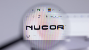 ウェブサイト ページの Nucor ロゴのクローズアップ。 NUE 在庫。