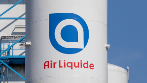 ガソリンタンクにあるエア・リキード (AIQUY) の会社ロゴ。 Air Liquide SA は、産業用ガスとサービスを供給するフランスの多国籍企業です。