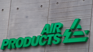 アーツ クエストの建物にある Air Products (APD) のロゴ。Air Products は、ペンシルバニア州ベツレヘムのアーツ クエストにある Air Products タウン スクエアのスポンサーです。