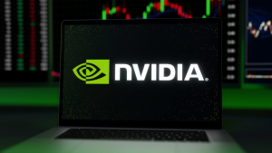 株式市場を取引するラップトップ画面の Nvidia (NVDA) ロゴ