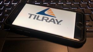 スマートフォンの Tilray (TLRY) ロゴのクローズ ビュー。 Tilray は大麻の研究、栽培、加工、流通を専門としています
