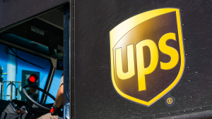 配送トラックに印刷された UPS ロゴの拡大図。