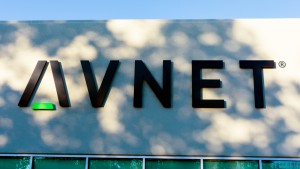 Le logo d'Avnet (AVT) est visible sur le côté d'un bâtiment.