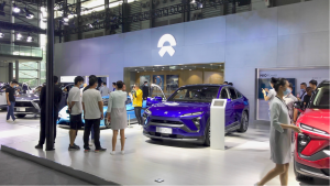 Salle d'exposition du stand NIO au salon international de l'auto de Shanghai Pudong.  Exposition de voitures et promotion de véhicules.  Personnel des affaires et de l'économie de l'automobile avec masque période de coronavirus