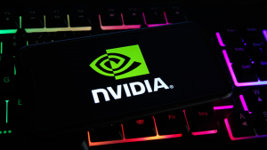 コンピューターのキーボードに nvidia 社のロゴ文字が表示された携帯電話の画面のクローズ アップ。 NVDA株。