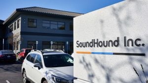 オフィスビルの前にあるSoundHound AI (SOUN)の看板。