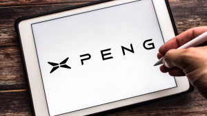 Le logo du constructeur chinois de véhicules électriques Xpeng (Guangzhou Xiaopeng Motors, également connu sous le nom de XMotors.ai) sur tablette.  Action XPEV.