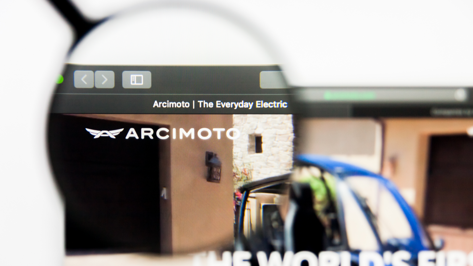A magnifying glass zooms in on the logo for Arcimoto, Inc. (FUV Stock)