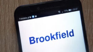 Brookfield Renewable Corporation (BEPC) のロゴが表示された電話機