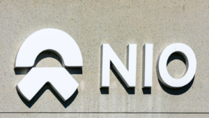 Logo NIO, signe au sommet du siège social nord-américain et du centre mondial de développement de logiciels dans la Silicon Valley.  NIO est un fabricant chinois de véhicules électriques autonomes