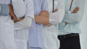 医学と医療のコンセプト – 医師と看護師のチームまたはグループ