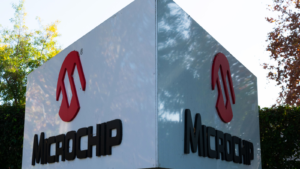 シリコンバレーの本社にある Microchip (MCHP) のロゴ。 Microchip Technology Inc. は、マイクロコントローラー、ミックスドシグナル、アナログ、フラッシュ IP 集積回路を製造しています。