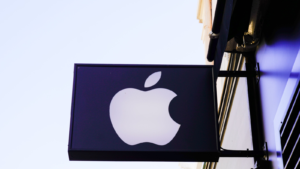 Logo de la marque Apple (AAPL) et signe de texte sur la devanture du magasin de vente de l'entreprise multinationale américaine