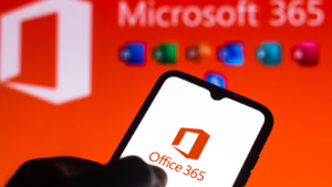 この写真では、Microsoft Office 365 のロゴがスマートフォンと PC の画面に表示されています。 AVPT ストック、AVPT は Microsoft (MSFT) 製品のサービスを提供します