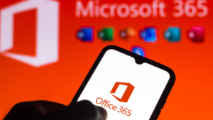 この写真では、スマートフォンと PC の画面に Microsoft Office 365 のロゴが表示されています。 AVPT 株式、AVPT は Microsoft (MSFT) 製品のサービスを提供します