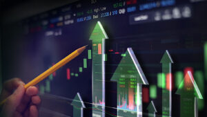 バリュー株を示す、株価チャートの一連の矢印を指している鉛筆を持つ手。