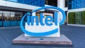 シリコンバレーのインテル博物館の入り口にあるインテル (INTC) の看板の拡大図。 Intel はアメリカの多国籍企業およびテクノロジー企業です。
