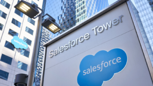 カリフォルニア州サンフランシスコにあるアメリカのクラウドベースのソフトウェア会社 Salesforce (CRM ストック) の本社キャンパスにある Salesforce Tower の入り口の看板。