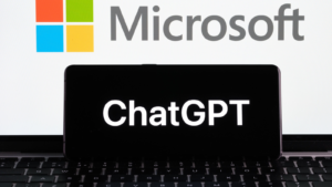 スマートフォンには ChatGPT ロゴ、ラップトップには Microsoft (MSFT) ロゴが表示されます。 マイクロソフトのコパイロット