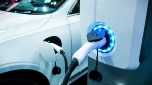 バッテリーに充電するために、電源を電気自動車に接続します。 自動車の未来である充電技術産業輸送。 EV燃料プラグインハイブリッドカー。